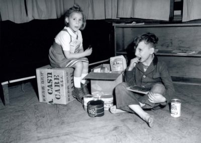 1948 Geschwister naschen aus dem CARE-Paket